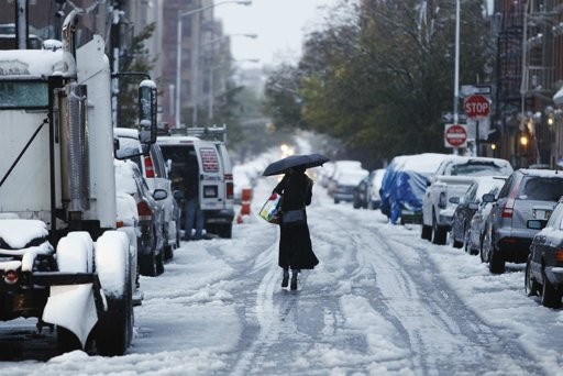 Những con đường tại thành phố New York bị tuyết bao phủ trắng xoá (Ảnh: Reuters)